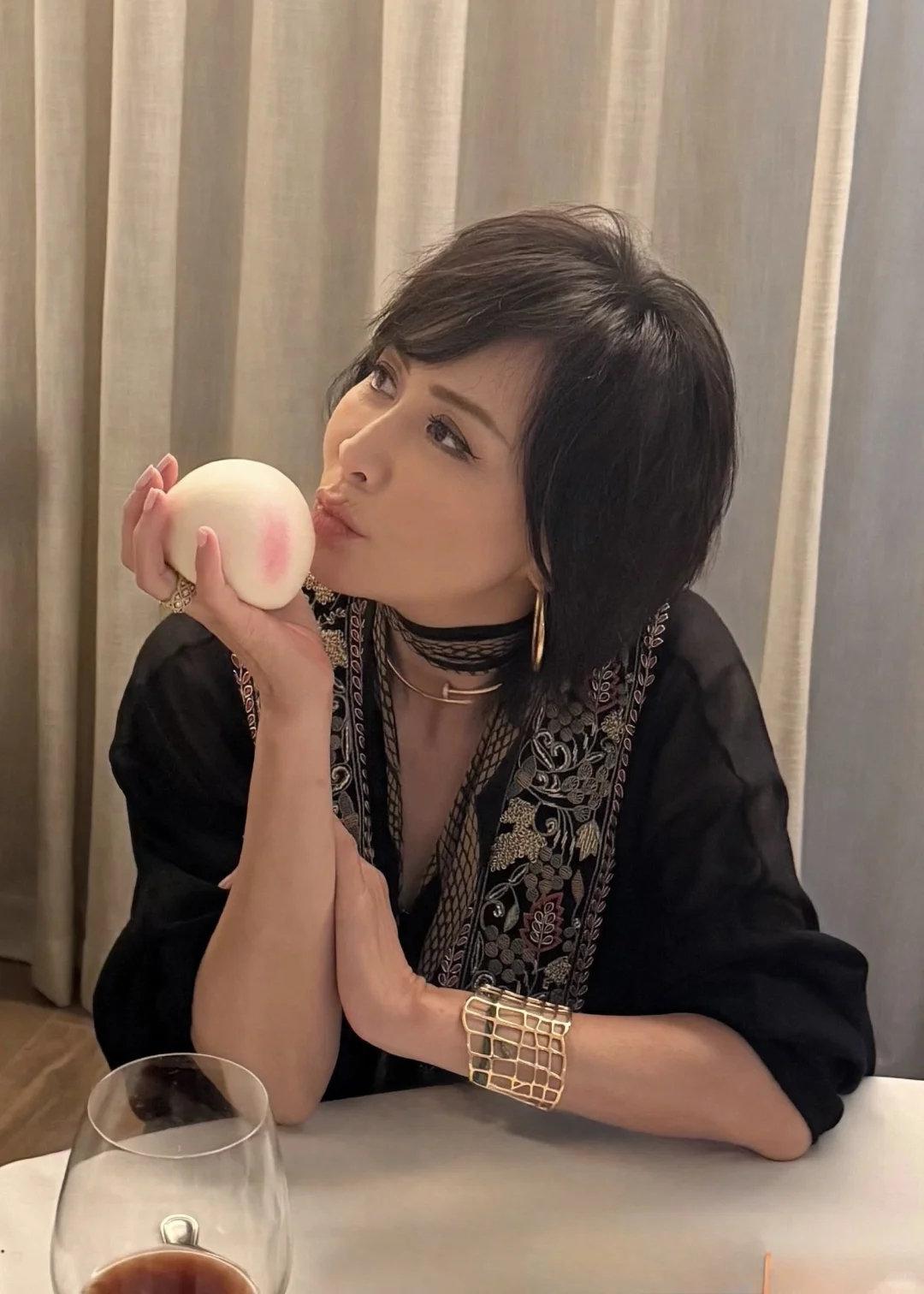 刘嘉玲和老公梁朝伟一起庆祝60岁生日，很多亲友都在场，非常热闹！刘嘉玲打扮贵气，