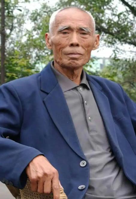 1949年，敌人让杨钦典把白公馆剩下的19名地下党员全部杀了，这时，一个地下党员
