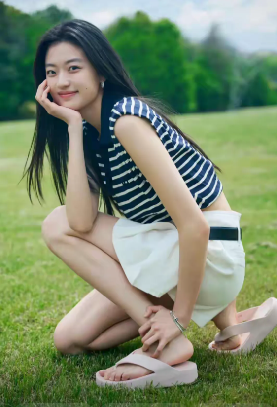 孙千，172cm，脸上的痣子好美啊！