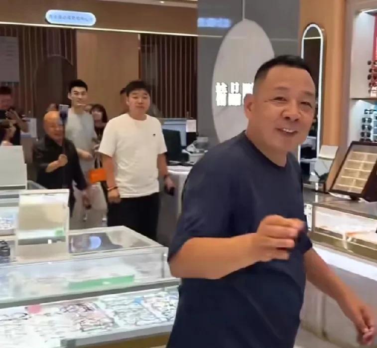 “胖东来”的招聘信息火了！此消息一出引发网友热议:招保安保洁和学历不匹配！胖