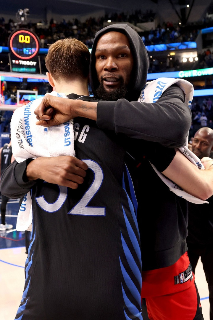 前火箭队的主力小前锋肖恩巴蒂尔在一档节目当中谈到了火箭队的杜兰特和当年湖人队的超