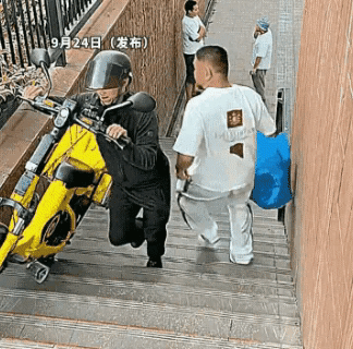 好心，终有好报。一位外卖小哥为了抄近路、赶时间，推着电瓶车沿台阶往上走。台阶陡，车又沉，他弓着背，一