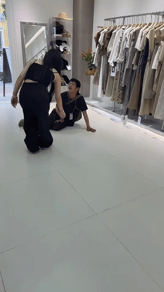 河北保定一家女装店突然来了一个疑似患有脑瘫的男子上门乞讨。不过他却不要现金也不