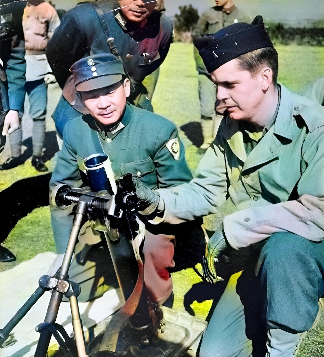 抗战期间，一名外国军官向战区司令长官张发奎展示60毫米迫击炮。那是1942年