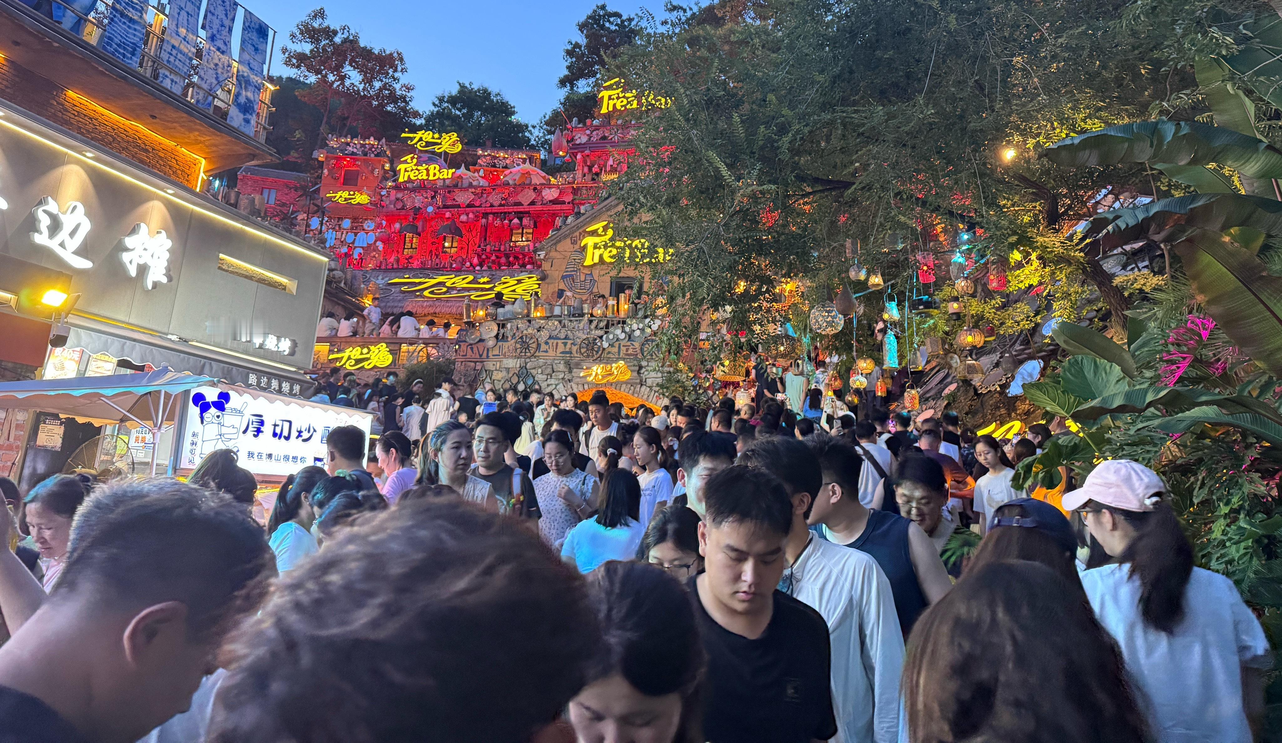 发现宝藏山东昨晚的淄博红叶柿岩一千零一夜前，挤了油油。还有人说，山东除了泰山，趵