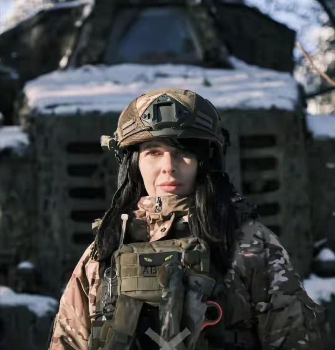 一名乌克兰女士兵的读白。她在乌克兰战争爆发前，曾是一名美发师