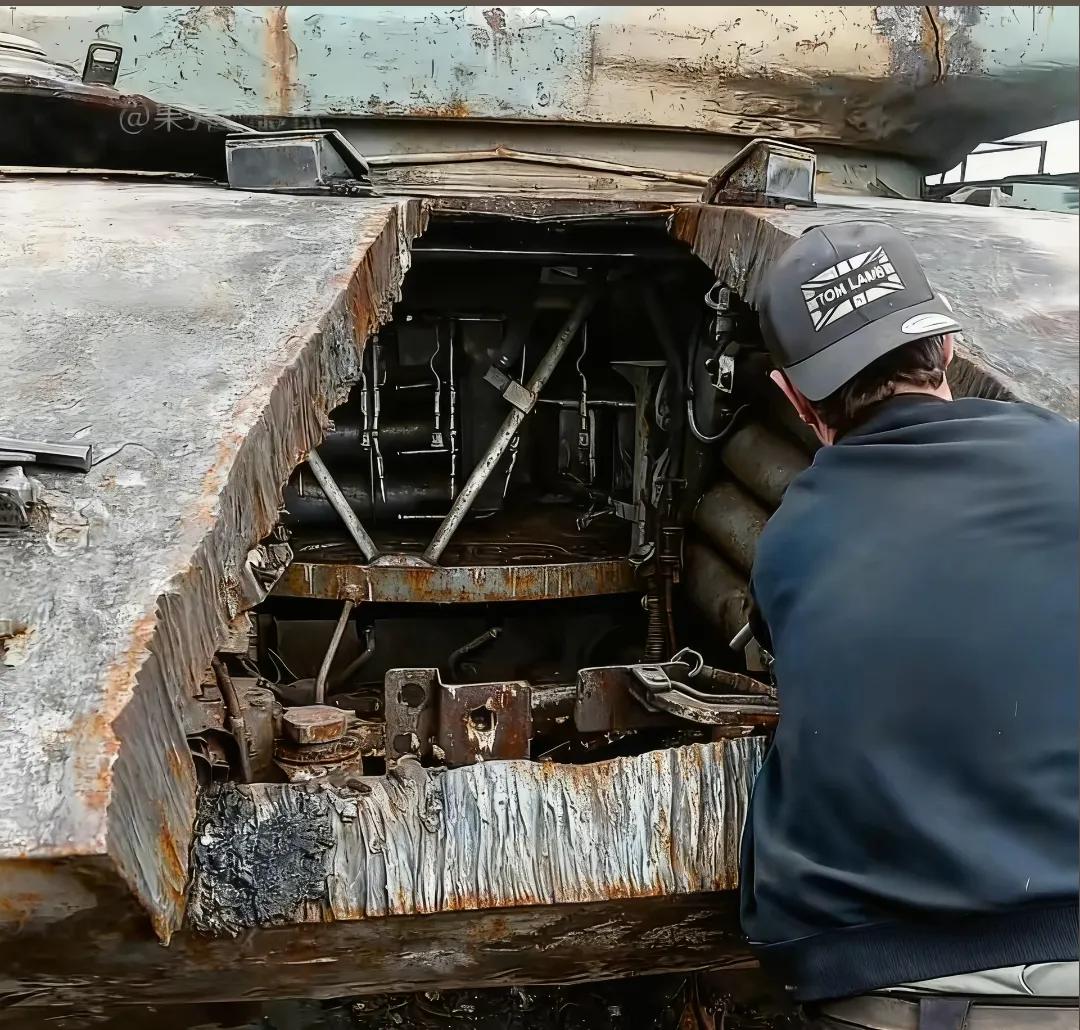 太厚了！这辆主战坦克的正面装甲，至少有20厘米厚，这还是早期坦克，现代化坦克的正