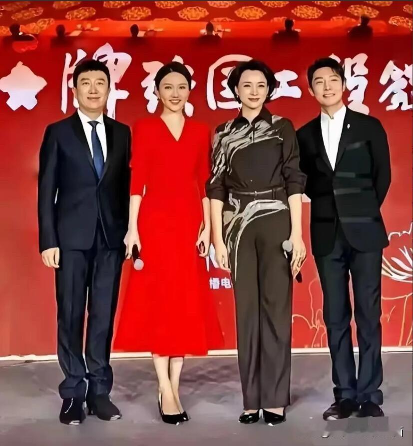 主持人果然是不能站在一起对比的，你看董卿单照的时候挺好看的，可和龙洋站一起同框就
