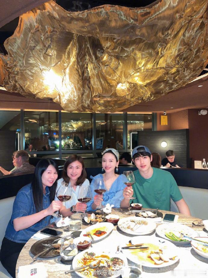 金莎00年的弟弟05年的酒金莎带老公见马来西亚闺蜜金莎马来西亚闺蜜局热闹开席，