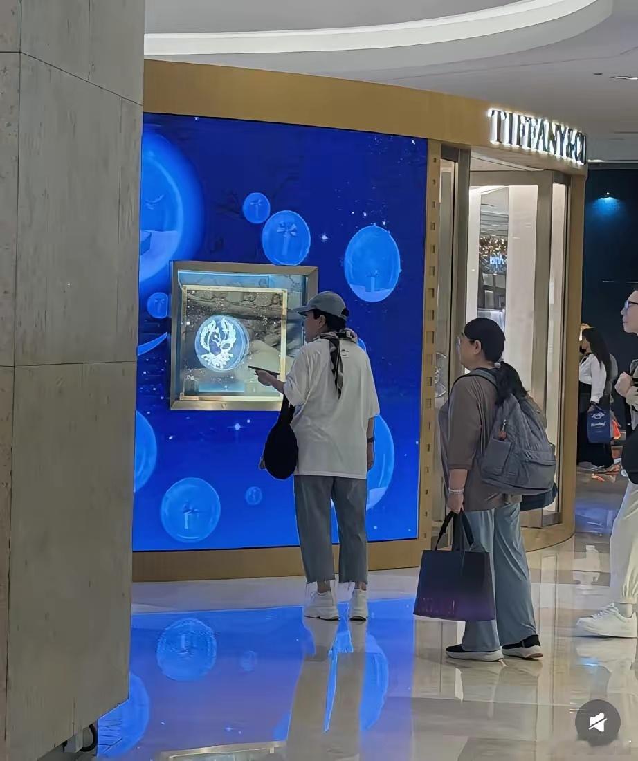 新加坡偶遇向太郭碧婷2月12日，有网友在新加坡的一家商场闲逛时，突然看到了向太一