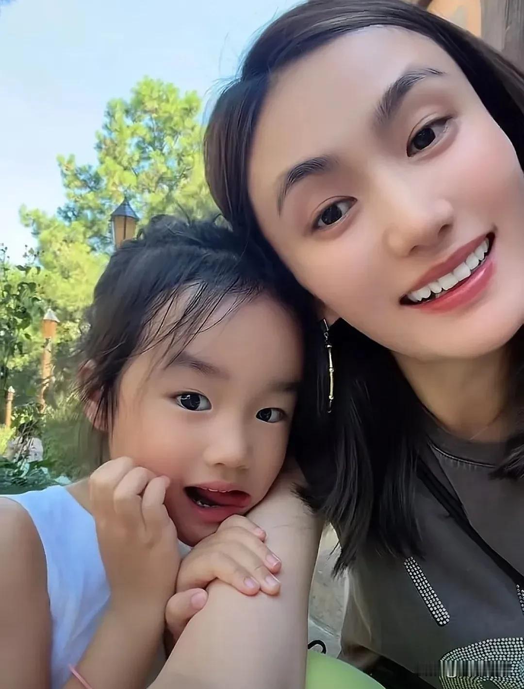 海哈金喜带4岁女儿游迪士尼，外公全程陪护！女儿李夏越长越像李亚鹏，离婚后的她反而
