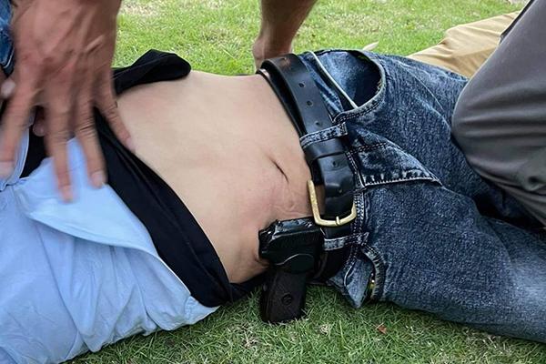 越南平阳警方在盗窃犯身上缴获的左轮手枪，K59手枪。