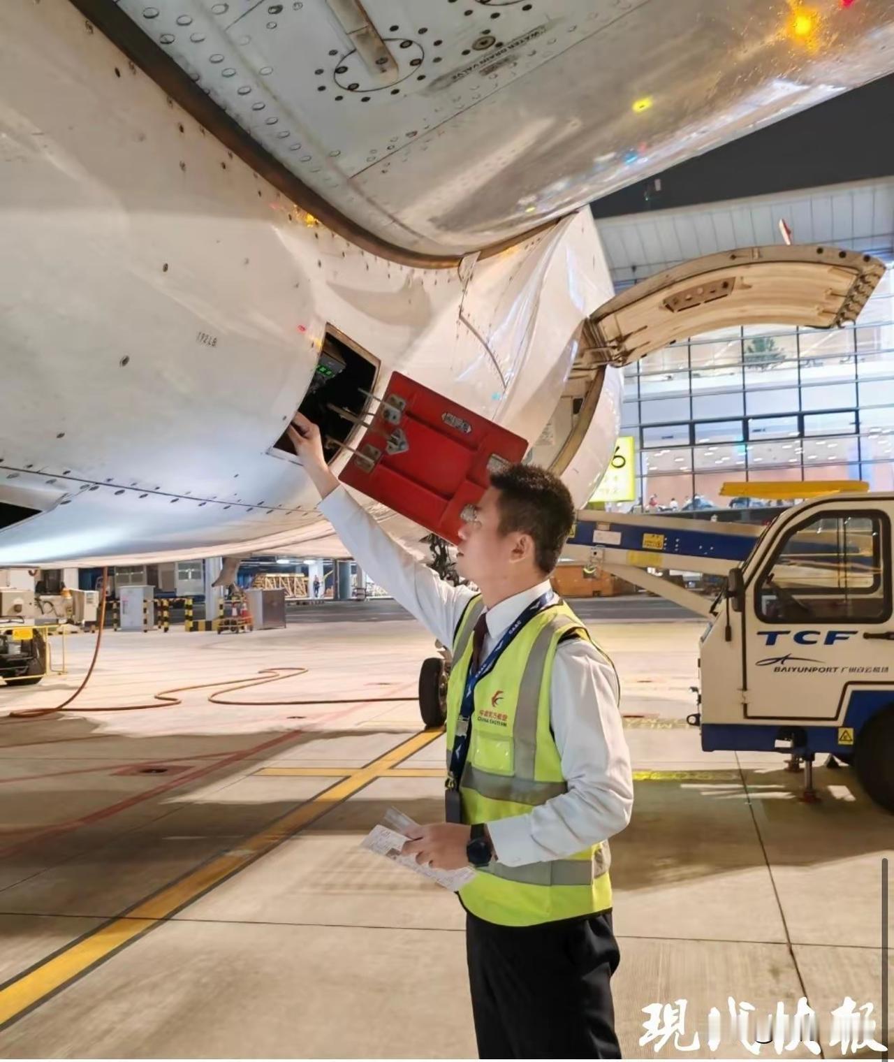 东航两位“马机长”开启马年首飞坚守2026马年新春，东航两位“马机长”开启首