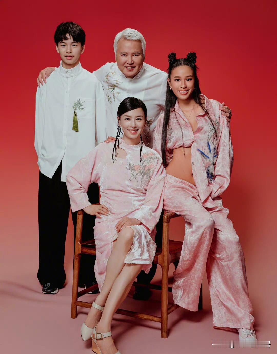 张庭怎么也想不到，拿出一张全家福本以为会得到大家的祝福，结果评论区“骂声一片”，