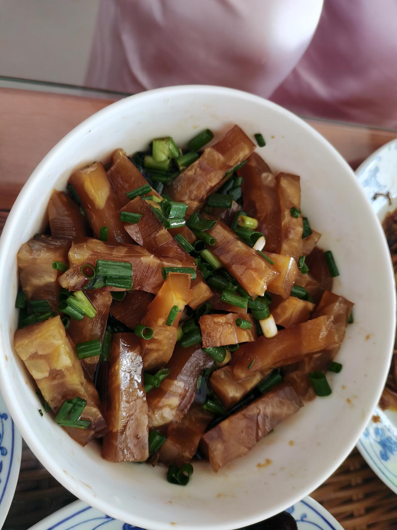 特朗普心心念念的宴会大厅，在紧锣密鼓地建设中。虽然很是艰难，但对于建筑商出身的老