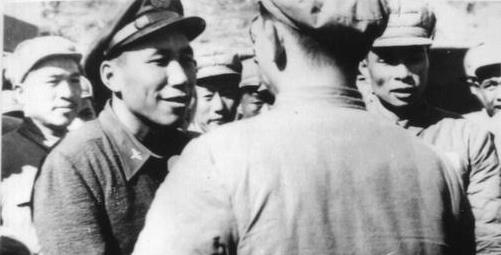 1955年，台湾空军少校驾驶运输机时，突然劫持机组成员朝大陆飞去，半路被军舰击中