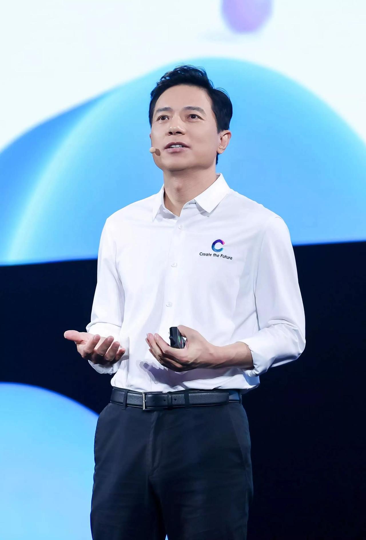 左边的是百度董事长李彦宏，1968年的，北大毕业的！右边的是宁德时代董事长曾