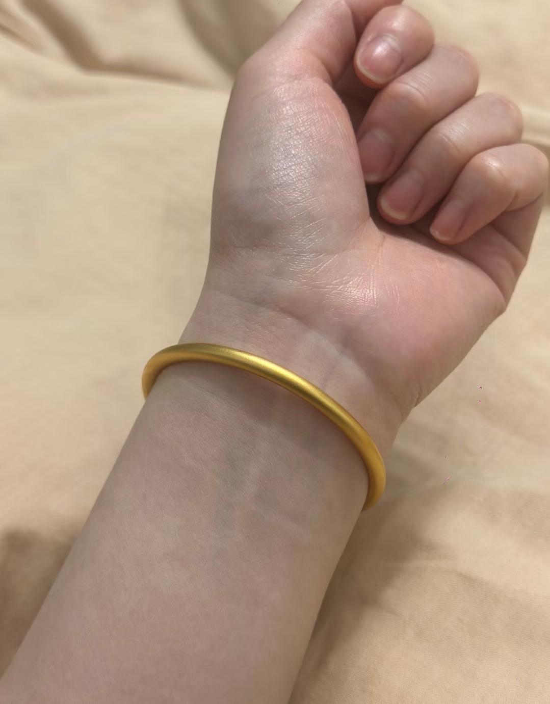 我隔壁邻居结婚时。她妈给的陪嫁是个金手镯，结果婆婆眼馋，非要她给小姑子，还说“长