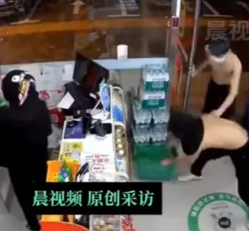 辽宁营口这4个蒙面青年真是一言难尽！说他们蠢吧，他们还知道挑半夜没人的时候行