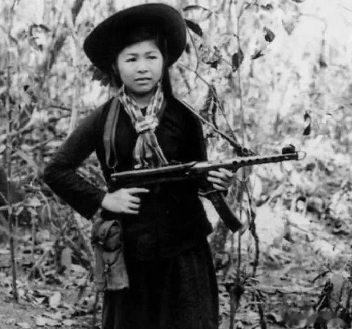 中国人民解放军伞兵使用54式7.62x25毫米冲锋枪（苏联PPS-43的复制品）
