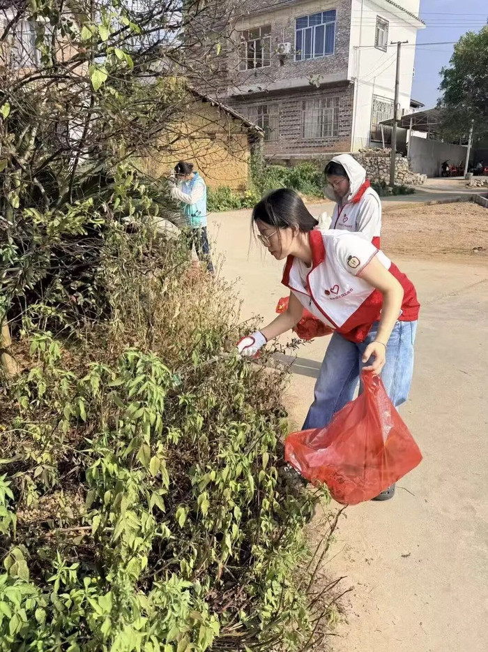 [打赢打好漓江生态环境提档升级总体战]团县委组织恭城西部计划志愿者服务队开展环境整治与安全宣传活动