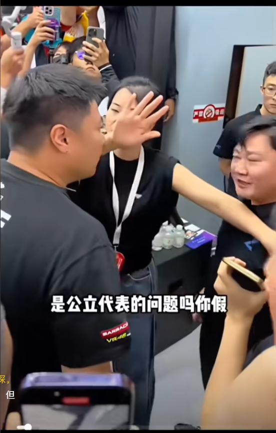 两年前张雪开新品发布会，遭到王铸父子当众数落、刁难，当时差一点就起冲突挨了打，当