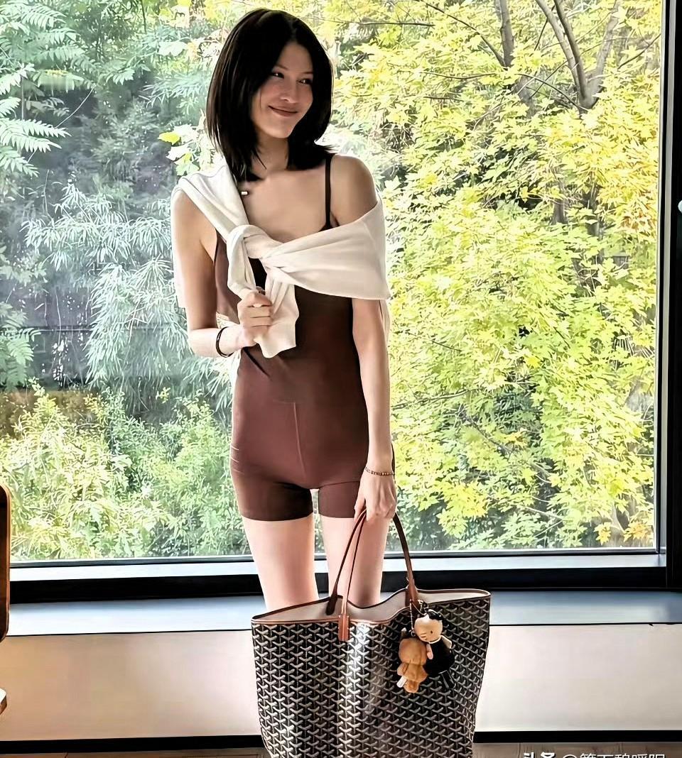 36岁生完孩子还穿比基尼炸街？何穗这肚子比20岁少女还平，直接把你看懵。不是