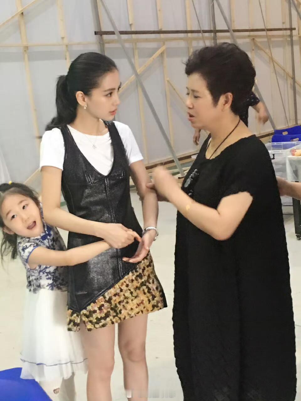 Angelababy身边的小女孩是谁的？​​​