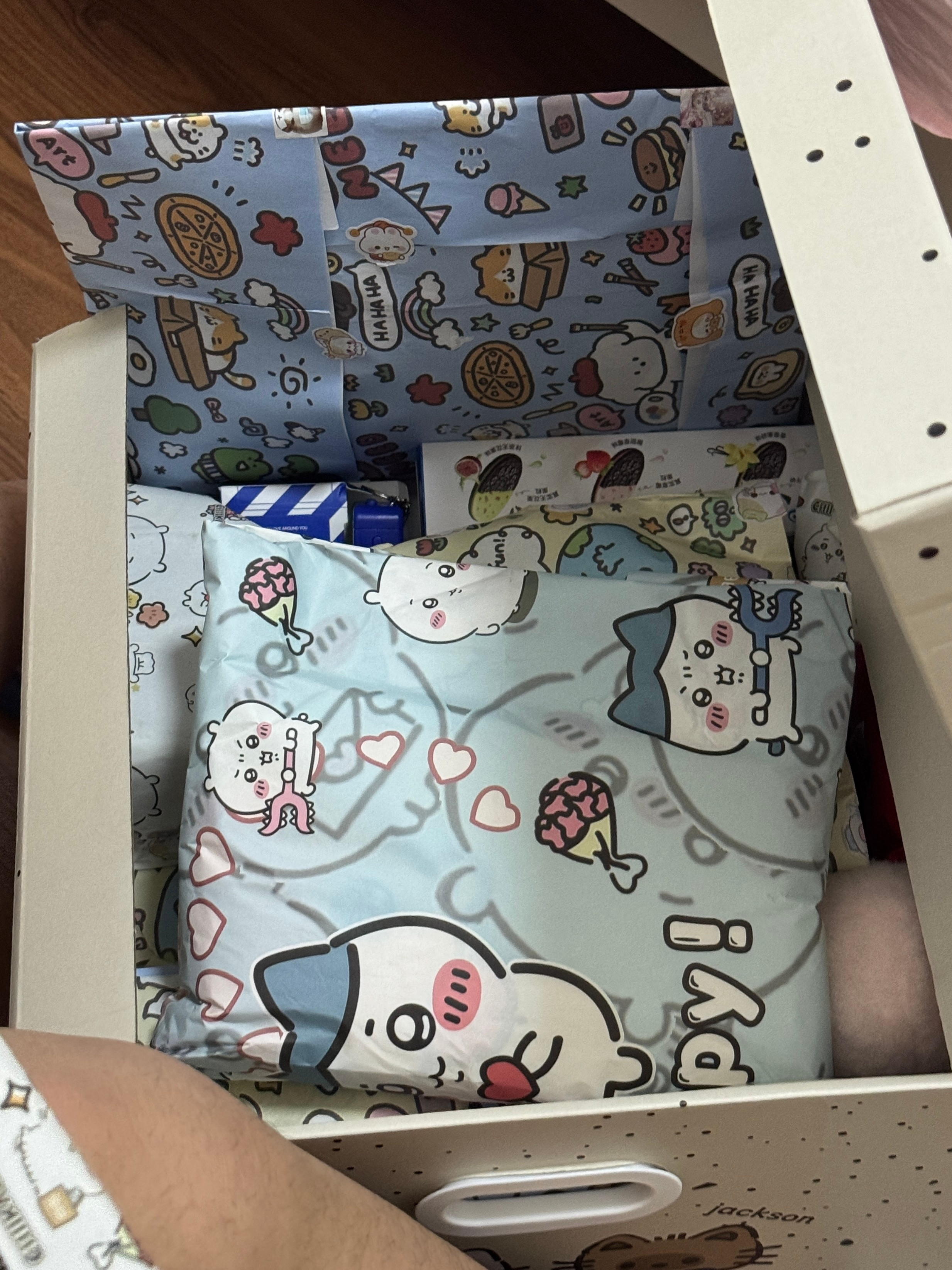 好崩溃[笑着哭]我的死二次元弟弟（初一）之前去漫展玩认识了个女生一来二去谈上了，现