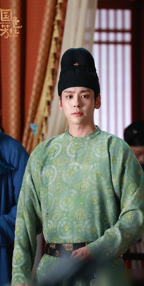 听着，魏哲鸣的“一人千面”，根本不是演技牛逼。你看，在《国色芳华》跪碎玻璃，