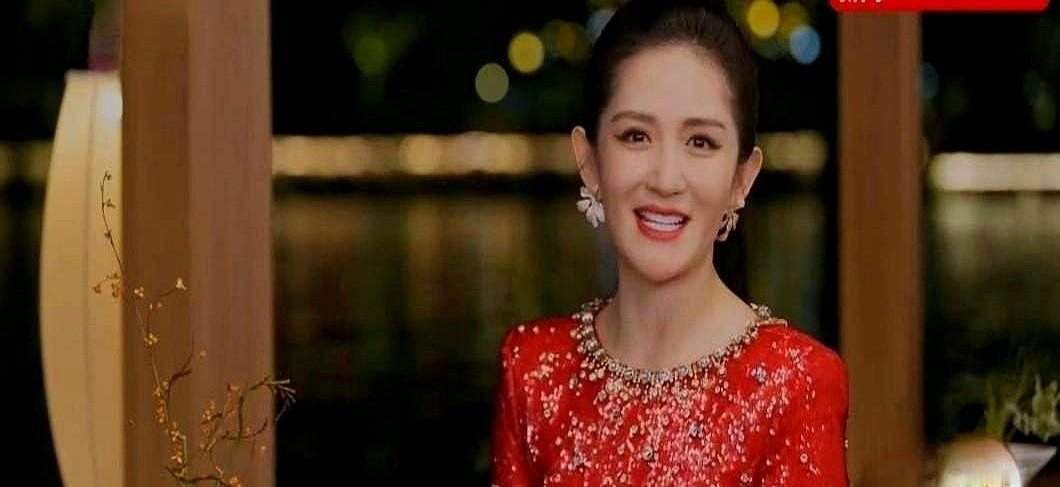 谢娜一句“月亮辣哈”，把爸妈从手机里拽回了电视前。不是他们不爱看春晚，是以前的