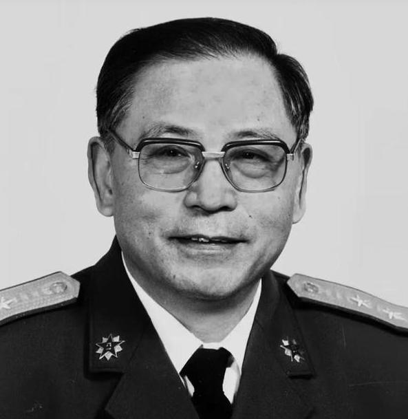 1950年，粟裕正在汇报工作，门突然被撞开。李克农冲进来，声音发颤：“粟裕同志，