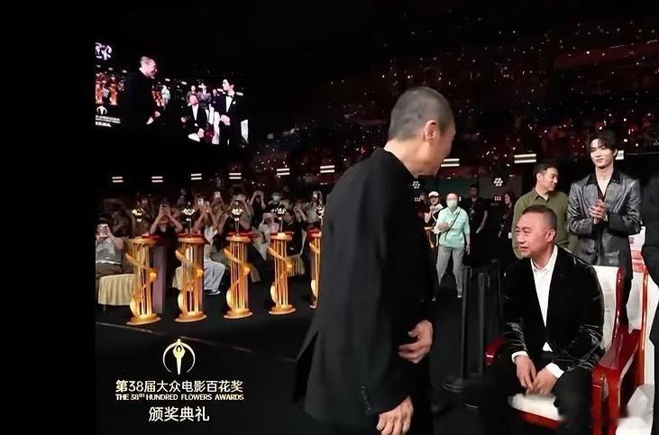 哈哈哈哈演都不演了emo：长田你居然敢坐着？长田：你算个der