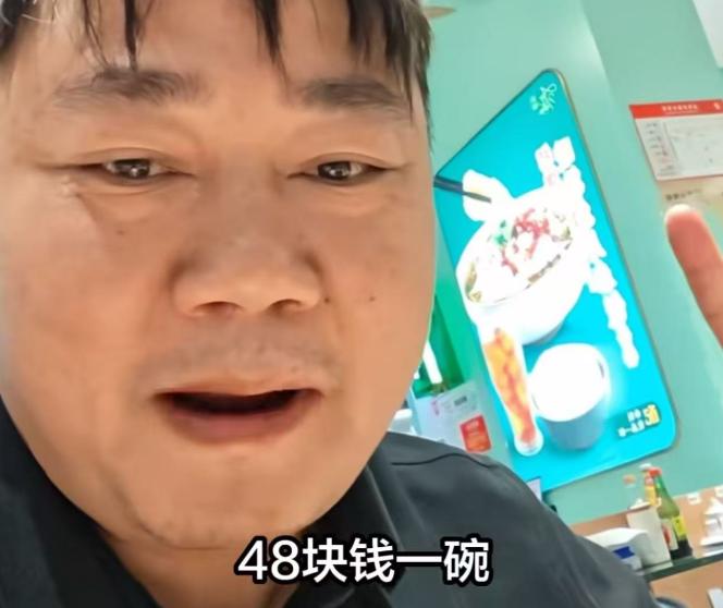 “这2块钱，愣是让一碗48元的面没卖出去！”张雪最近讲起自己多年前在机场吃饭的