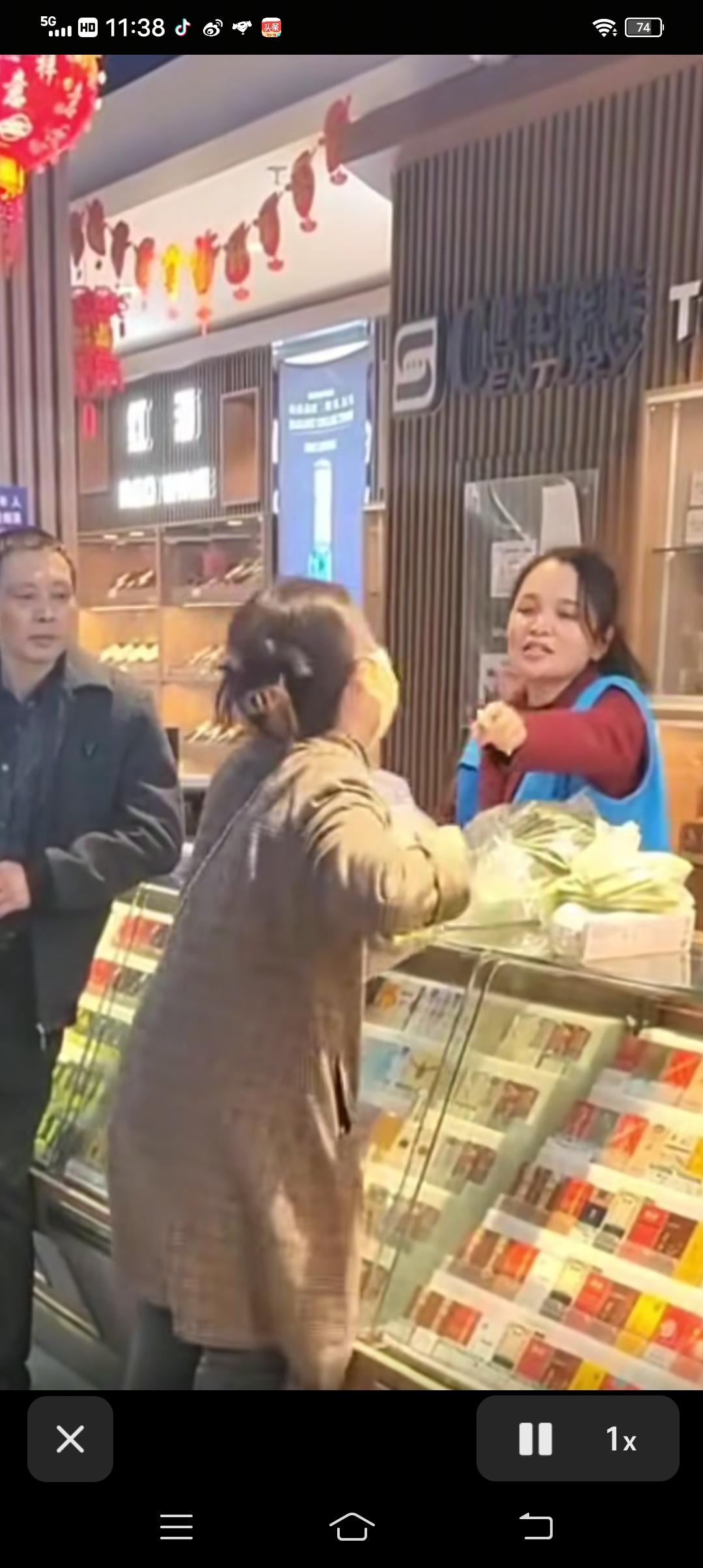 超市内，这个女的买的是散称商品，多拿了几个塑料袋装商品，结账时被告知2毛钱一个，