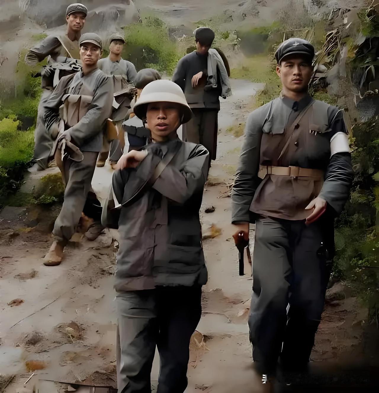 1979年，对越自卫反击战期间，解放军战士押送越南俘虏的照片。照片中，解放军战