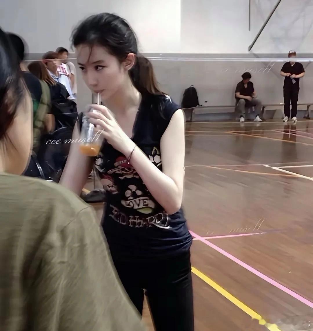 这才是真实的刘亦菲！现场手机偷拍，没有任何后期制作和滤镜