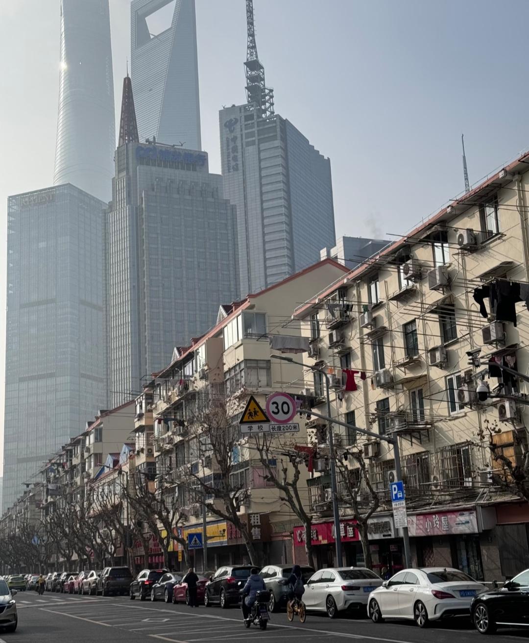 突然发现我们所生活的这个世界很割裂我们在按部就班的做牛马打工上班而世界的