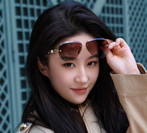 演员刘亦菲高调发文没有文字，两个表情符却暴露了她的相关行程原来，作为LV的全