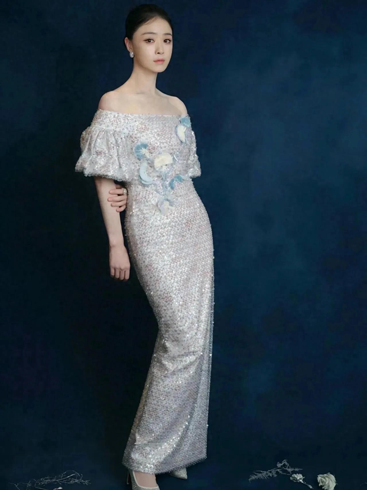 蒋欣盘气质头发，身穿一袭一字肩连衣裙，真高级显迷人好气质