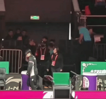 以前比赛结束，王楚钦是一个人把赛场的瓶子捡干净，那时候在龙队和小胖旁边，他是小弟