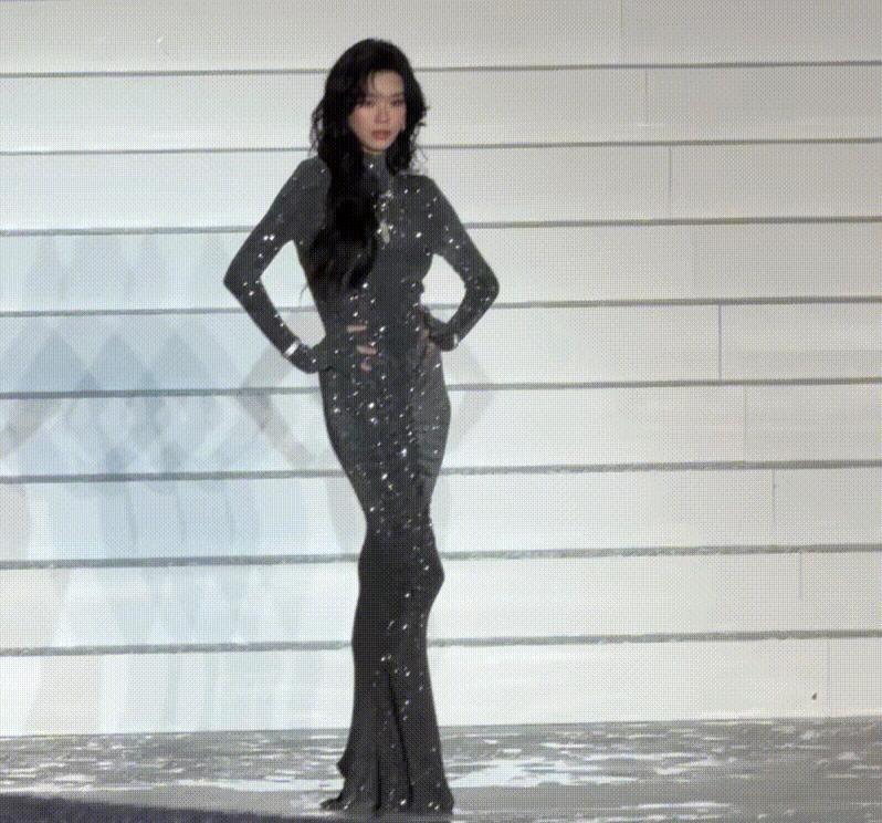 37岁奚梦瑶雨中走秀，嫁得好真的会越来越美。身为前顶尖超模，嫁入豪门的奚梦瑶冒雨