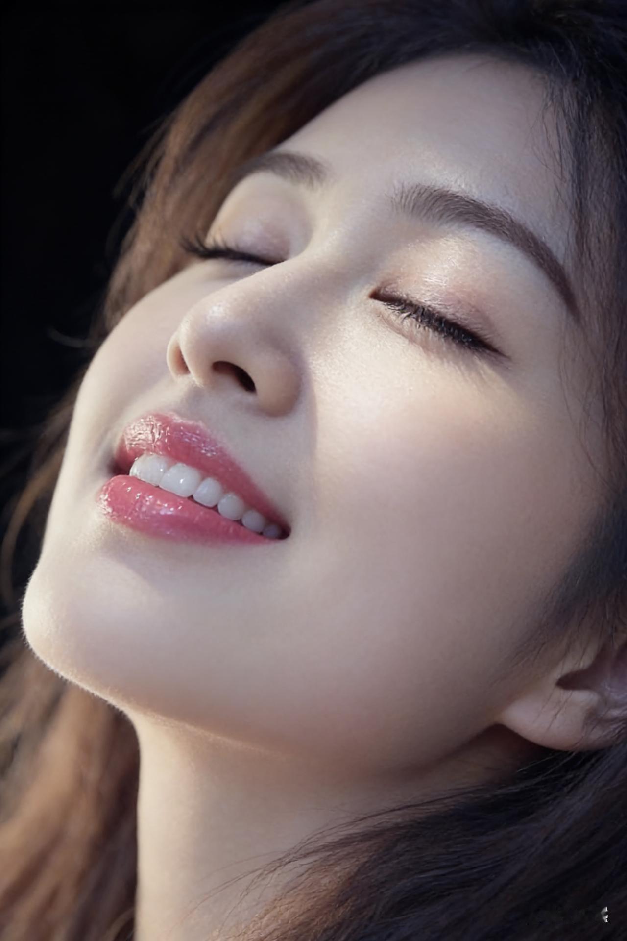 绝美御姐面部特写，双眼轻闭，弯长睫毛，鼻尖挺拔，粉唇水润饱满、唇纹清晰。清透裸妆