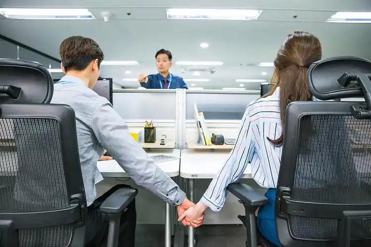 真不是危言耸听，异性同事若肢体太过亲密，那点暧昧劲儿极易升温，等到那层窗户纸捅破