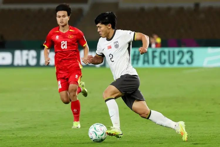 利好！根据赛事规则，任何在小组赛和四分之一决赛仅收到一张黄牌球员，黄牌将不会延续