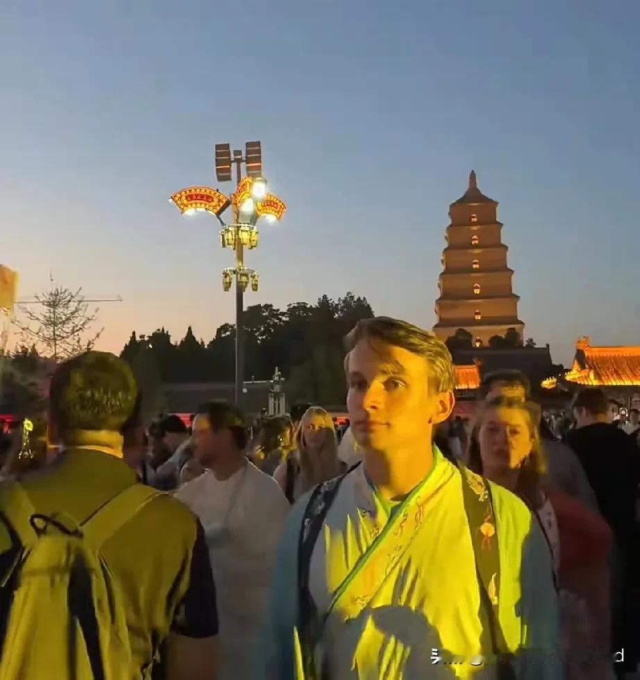 大唐不夜城就是盛唐的再现，是万国来朝的缩影，是千年国际化大都市的重逢，而西