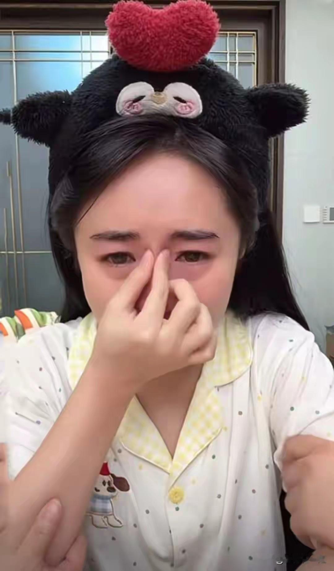 金龟子王宁女儿娃娃太让人心疼了。两个月前她和老公补办婚礼，还在现场晒验孕棒官