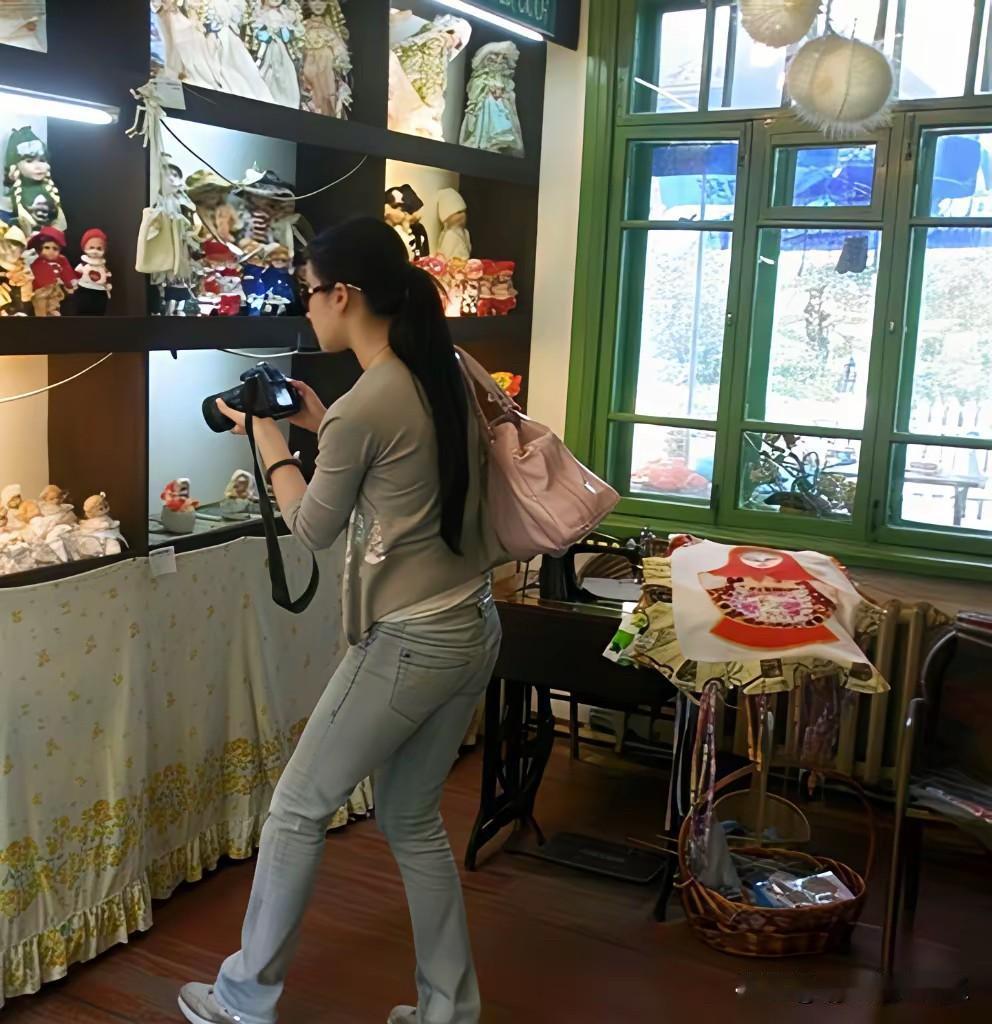 十五年前的刘亦菲，感觉她乍一眼一般，但是到大舞台，聚光灯下又无敌，骨相五官比例无