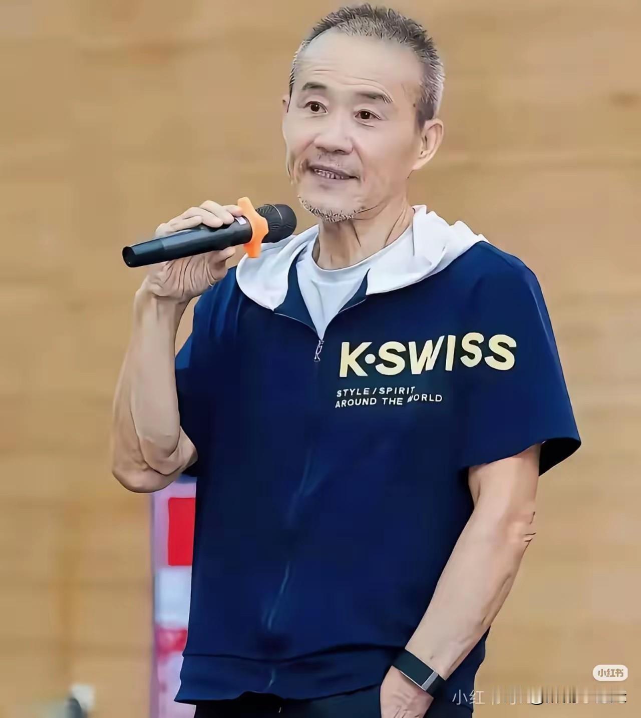 王石最近穿了一身蓝色卫衣出镜，大大方方出现在公众视野。这种卫衣一般只有帅气的小鲜