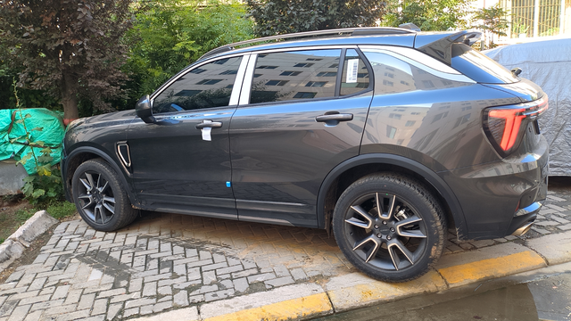 领克01提车半个月行驶报告外观:外观肯定没事没话说了，犀利的日间行车灯很有个性